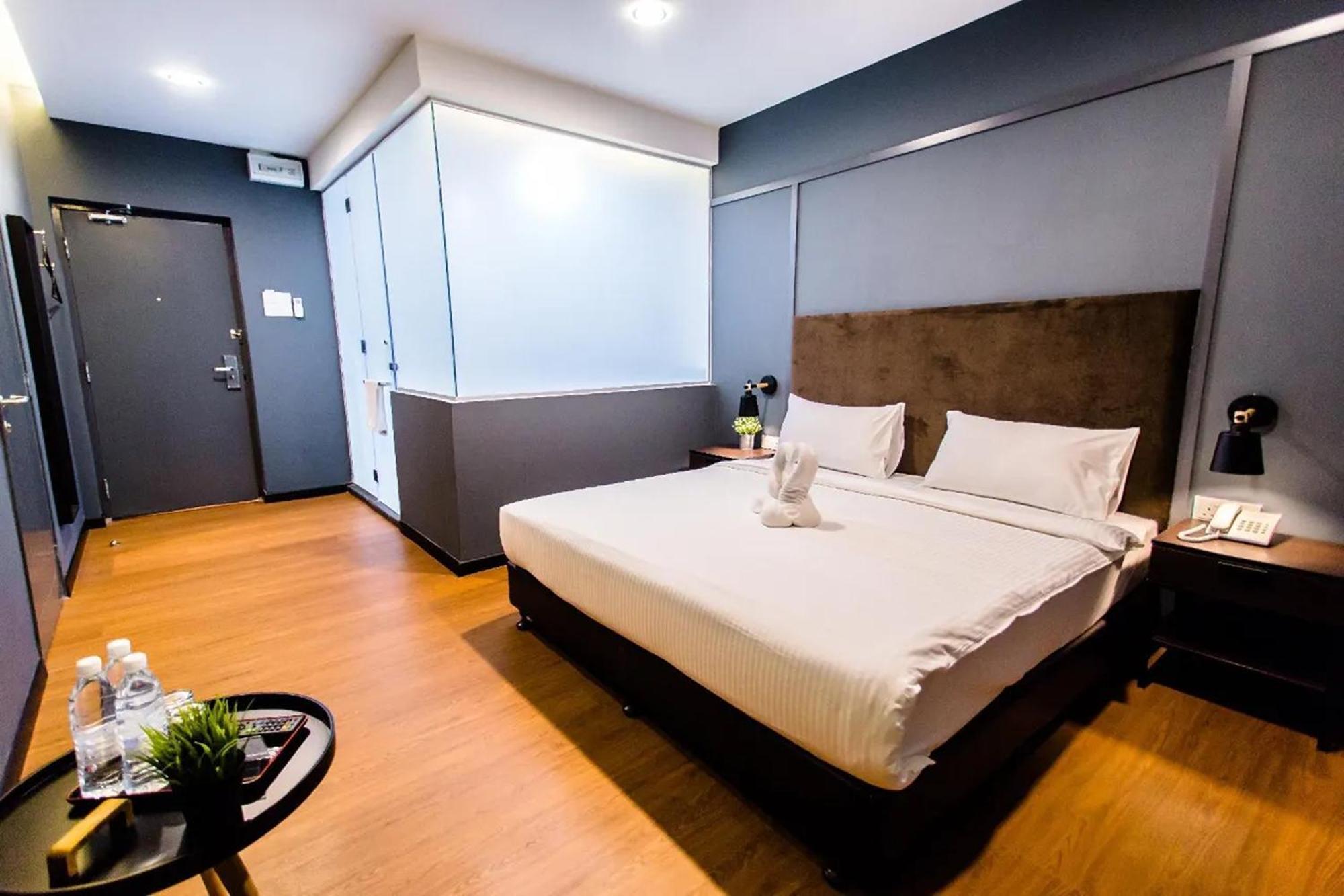 Deluxe King Window Room